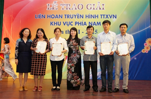 Các phóng viên đoạt giải tác phẩm có hình ảnh ấn tượng nhất, tác phẩm có lời bình hay nhất và tác phẩm có phóng viên dẫn hiện trường tốt nhất. Ảnh: Phương Vy- TTXVN