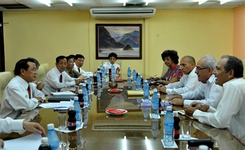 Đồng chí Phạm Quang Nghị, Ủy viên Bộ Chính trị , Bí thư Thành ủy Hà Nội làm việc với đ/c Abelardo Álvarez Gil, Trưởng Ban Tổ chức và Cán bộ Trung ương Đảng Cộng sản Cuba. Ảnh: Lê Hà- TTXVN