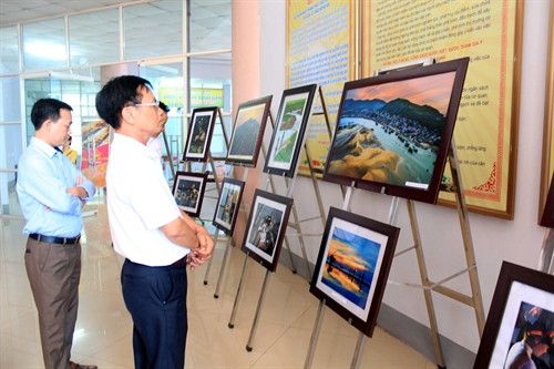 Triển lãm ảnh "Đất nước con người xứ Nghệ của tác giả Hồ Sỹ Minh. Ảnh: Tá Chuyên – TTXVN