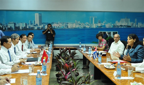 Đồng chí Phạm Quang Nghị, Ủy viên Bộ Chính trị , Bí thư Thành ủy Hà Nội hội đàm với Bí thư Thành ủy La Habana Lázara Mercedes López Acea (đầu tiên bên phải). Ảnh: Lê Hà- TTXVN