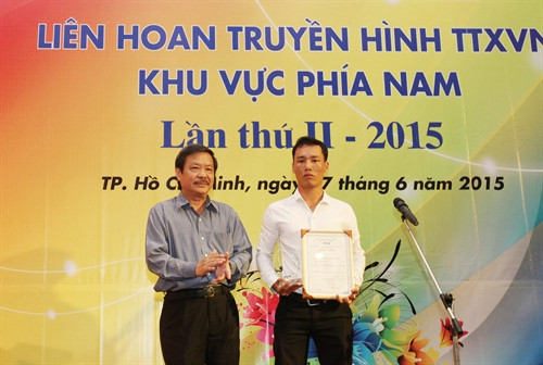 Lãnh đạo cơ quan TTXVN khu vực phía Nam trao giải Nhất thể loại Tin truyền hình cho phóng viên cơ quan thường trú TTXVN tại tỉnh An Giang. Ảnh: Phương Vy- TTXVN