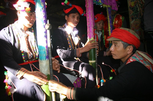 Khi đã được cấp sắc dù ít tuổi vẫn được coi là người trưởng thành và có thể làm việc lớn