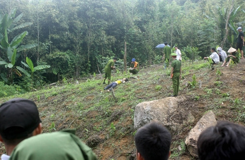 Công an khám nghiệm hiện trường nơi xảy ra vụ thảm sát kinh hoàng. Ảnh: Thế Duyệt- TTXVN Công an khám nghiệm hiện trường nơi xảy ra vụ thảm sát kinh hoàng. Ảnh: Thế Duyệt- TTXVN