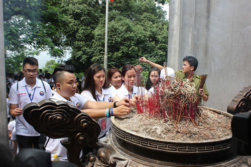Thanh niên, sinh viên kiều bào tiêu biểu dâng hương tại Điện Kính Thiên, Khu di tích lịch sử Đền Hùng.