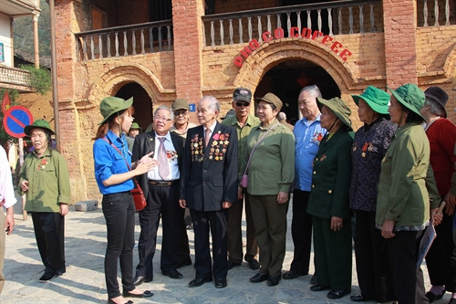 Các cựu thanh niên xung phong tham gia mở " Con đương Hạnh Phúc " năm xưa thăm lại phố cổ Đồng Văn.