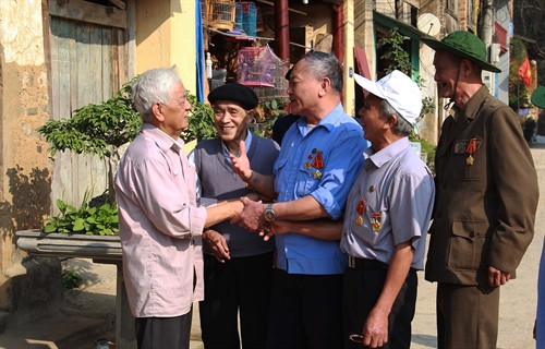 Các cựu thanh niên xung phong tham gia xây dựng "Con đường Hạnh Phúc" thăm hỏi người dân ở phố cổ Đồng Văn