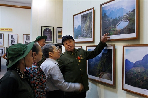 Các cựu thanh niên xung phong đang xem lại tư liệu về con đường lịch sử, nơi cách đây 56 năm, họ đã cống hiến công sức, tuổi thanh xuân của mình trong suốt 6 năm để làm nên con đường dài 160 km, nối liền 4 huyện vùng cao của Hà Giiang