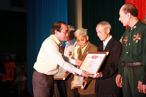 Chủ tịch HĐND tỉnh Hà Giang Vương Mí Vàng trao kỷ niệm chương cho các cựu thanh niên xung phong tham gia xây dựng "Con đường Hạnh Phúc" cách đây vừa tròn một nửa thế ký.