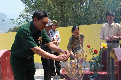 Các cựu thanh niên xung phong thắp hương tưởng nhớ các đồng đội đã hy sinh khi tham gia xây dựng "Con đường Hạnh Phúc" ở Hà Giang