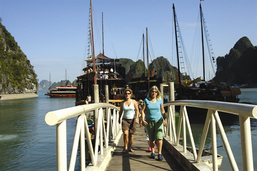 Du khách nước ngoài thăm quan Vịnh Hạ Long. Ảnh: TTXVN