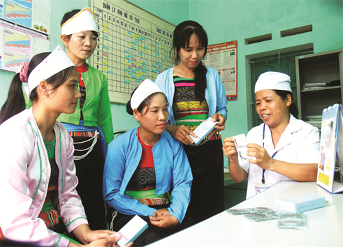 Tư vấn sức khỏe sinh sản, kế hoạch hóa gia đình cho đồng bào dân tộc Mường
