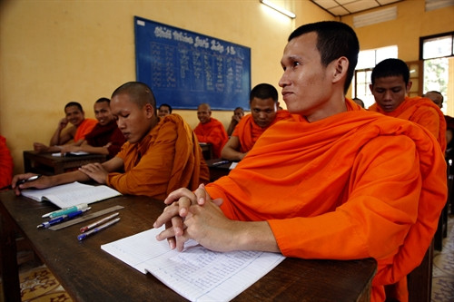 Học chữ Khmer tại các điểm chùa ở Đồng bằng sông Cửu Long. Ảnh: TTXVN Học chữ Khmer tại các điểm chùa ở Đồng bằng sông Cửu Long. Ảnh: TTXVN
