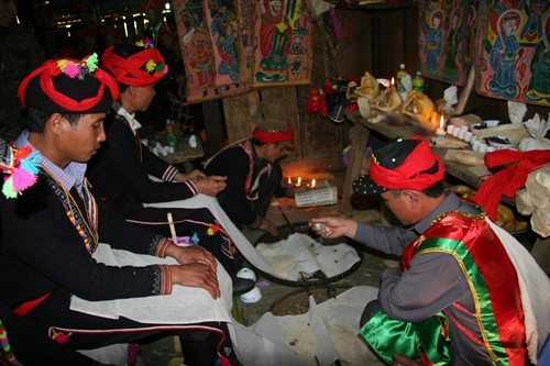 Các dụng cụ tre, nứa, giấy màu, rượu, gạo, gà, tiền, lợn… là không thể thiếu trong lễ Cấp sắc.