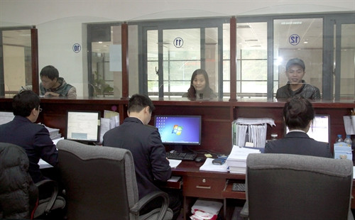 Làm thủ tục cho hàng hóa xuất nhập khẩu tại Chi cục Hải quan Cửa khẩu Quốc tế Hữu Nghị ( Lạng Sơn). Ảnh; TTXVN