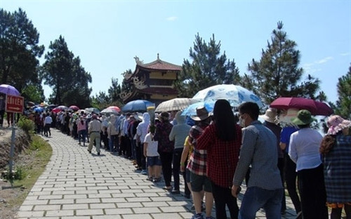 Dòng người trật tự xếp hàng đến dâng hương, viếng mộ Đại tướng Võ Nguyên Giáp tại Vũng Chùa- đảo Yến. Ảnh: Anh Vũ