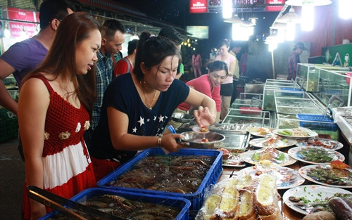 Chợ đêm Dinh Cậu có nhiều món ăn hải sản rất phong phú