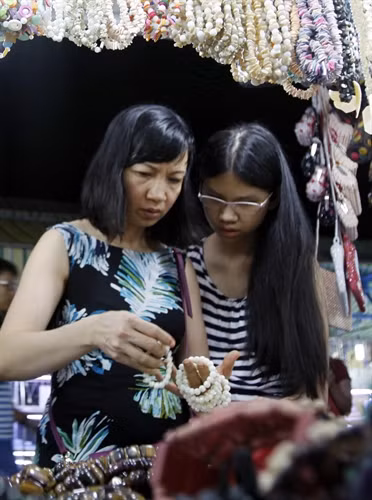 Du khách chọn mua đồ lưu niệm tại chợ đêm Dinh Cậu Du khách chọn mua đồ lưu niệm tại chợ đêm Dinh Cậu