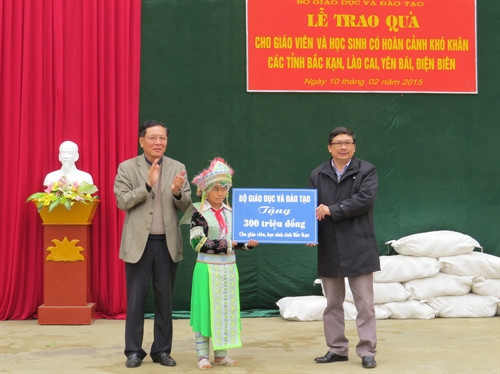 Ông Phạm Vũ Luận, Bộ trưởng Bộ Giáo dục và Đào tạo đến thăm và tặng quà cho giáo viên và học sinh trường Phổ thông trung học cơ sở Dân tộc bán trú xã Cổ Linh, huyện Pác Nặm (Bắc Kạn). ảnh: TTXVN Ông Phạm Vũ Luận, Bộ trưởng Bộ Giáo dục và Đào tạo đến thăm và tặng quà cho giáo viên và học sinh trường Phổ thông trung học cơ sở Dân tộc bán trú xã Cổ Linh, huyện Pác Nặm (Bắc Kạn). ảnh: TTXVN