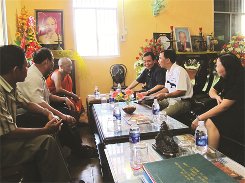 Hòa thương Tăng Nô trao đổi với TBT Báo ảnh Dân tộc và Miền núi Trần Quốc Khánh (thứ 3 bên phải) về việc sử dụng Báo ảnh trong các chùa Khmer