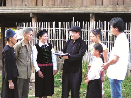 Ông Mai Ngọc Hướng thường lặn lội tới khắp các bản làng để tìm hiểu, sưu tầm tư liệu về nét đẹp văn hóa của dân tộc Tày