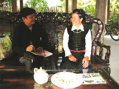 Ông Mai Ngọc Hướng trao đổi với một nghệ nhân đàn tính của dân tộc Tày