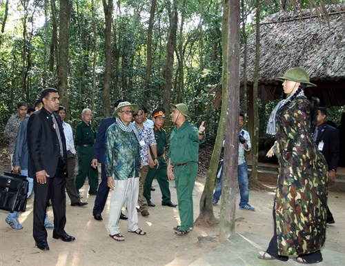 Tổng thống Abdul Hamid tham quan khu di tích Địa đạo Củ Chi – TP.Hồ Chí Minh. .Ảnh: Thanh Vũ – TTXVN