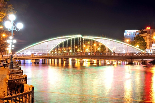 Cầu C247 như một vầng trăng soi lung linh trên mặt nước sông Maspero ( (thành phố Sóc Trăng).. Ảnh: An Hiếu- TTXVN