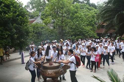 Thanh niên, sinh viên Kiều bào dâng hương tại Đền Hùng. Ảnh: Tạ Văn Toàn- TTXVN Thanh niên, sinh viên Kiều bào dâng hương tại Đền Hùng. Ảnh: Tạ Văn Toàn- TTXVN