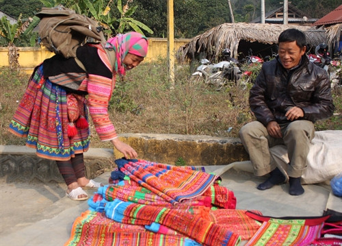 Các mặt hàng thổ cẩm, váy áo của phụ nữ Mông được bày bán tại chợ Văn hóa Nà Ho.