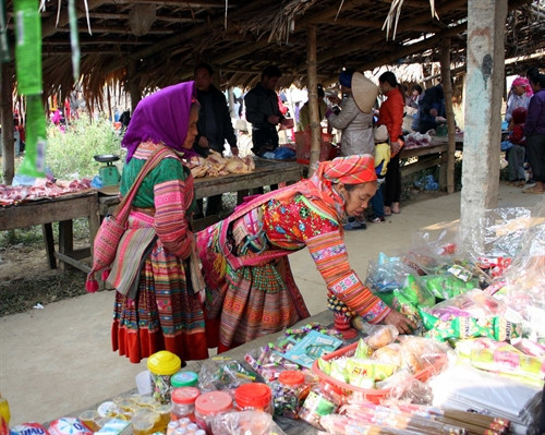 Đồng bào Mông tìm mua các mặt hàng thiết yếu ở chợ