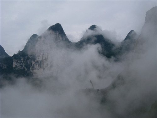 Sương sớm trên Cao nguyên đá Đồng Văn. Ảnh: Minh Tâm- TTXVN Sương sớm trên Cao nguyên đá Đồng Văn. Ảnh: Minh Tâm- TTXVN