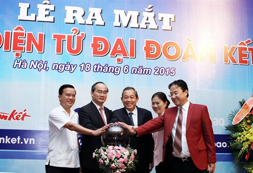 Chủ tịch Ủy ban Trung ương MTTQ Việt Nam Nguyễn Thiện Nhân và các đại biểu ấn nút khai trương Báo điện tử Đại Đoàn kết. Ảnh: Nguyễn Dân - TTXVN