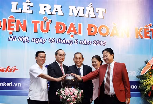 Chủ tịch Ủy ban Trung ương MTTQ Việt Nam Nguyễn Thiện Nhân và các đại biểu ấn nút khai trương Báo điện tử Đại Đoàn kết. Ảnh: Nguyễn Dân - TTXVN