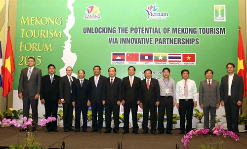 Đại diện 6 quốc gia và Hiệp hội du lịch chụp ảnh chung tại Diễn đàn. Ảnh: Trần Lê Lâm- TTXVN