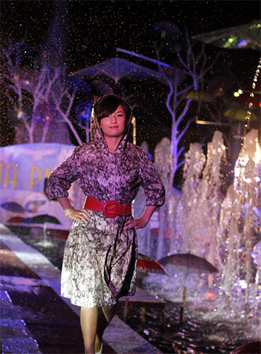 Trình diễn thời trang trong lễ hội cầu mưa