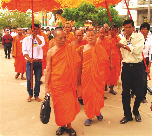 Hòa thương Tăng Nô (xách cặp) đón tiếp Vua sư Campuchia thăm trường Paly