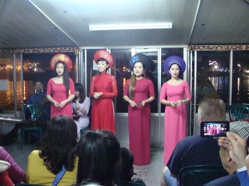 Nghe ca Huế trên sông Hương. Ảnh::Anh Vũ