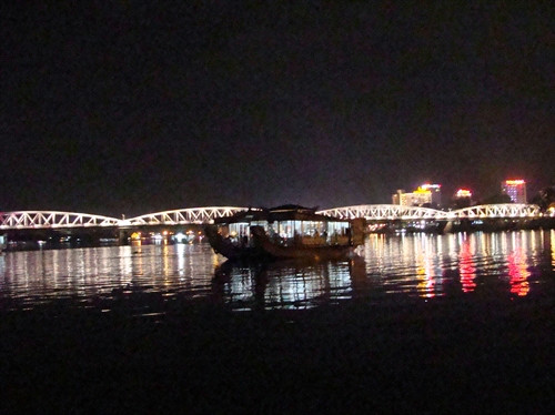 Cầu Tràng Tiền về đêm. Ảnh: Anh Vũ