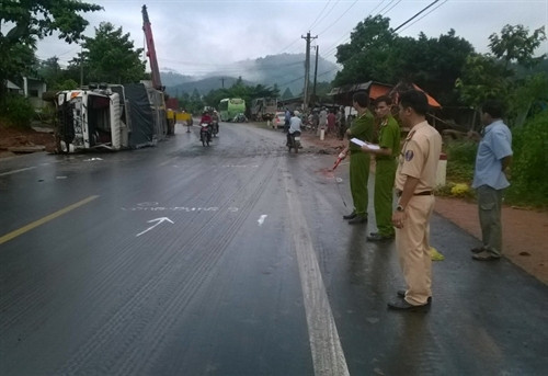 Hiện trường vụ tai nạn giao thông liên hoàn ở Đạ Huoai (Lâm Đồng) Hiện trường vụ tai nạn giao thông liên hoàn ở Đạ Huoai (Lâm Đồng)