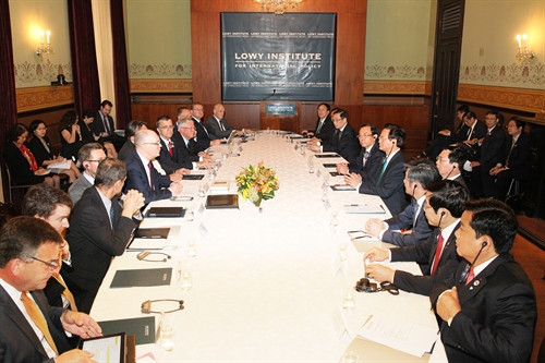 Thủ tướng Chính phủ Nguyễn Tấn Dũng thăm Viện Lowy (Sydney) và dự hội thảo bàn tròn với các học giả Australia tại đây. Ảnh: Đức Tám – TTXVN