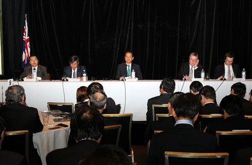 Thủ tướng Chính phủ Nguyễn Tấn Dũng đối thoại với lãnh đạo một số doanh nghiệp hàng đầu của Australia. Ảnh: Đức Tám – TTXVN