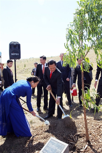 Thủ tướng Chính phủ Nguyễn Tấn Dũng cùng Phu nhân thăm và dự lễ trồng cây tại Công viên quốc gia Arboretum (thủ đô Canberra). Ảnh: Đức Tám – TTXVN