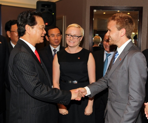 Thủ tướng Chính phủ Nguyễn Tấn Dũng tiếp các sinh viên Australia sẽ sang Việt Nam học trong khuôn khổ chương trình Kế hoạch Colombo mới (New Colombo Plan). Ảnh: Đức Tám – TTXVN