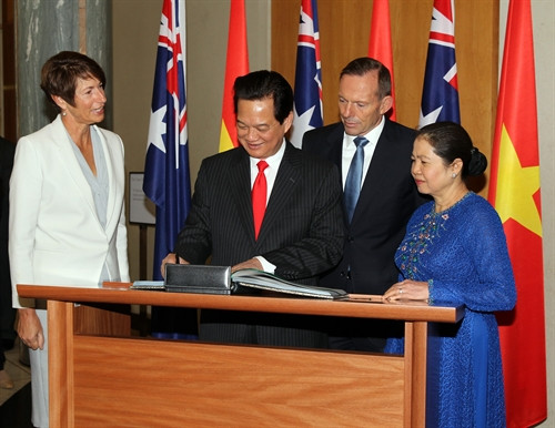 Thủ tướng Nguyễn Tấn Dũng ghi sổ vàng tại Nhà Quốc hội Australia. Ảnh: Đức Tám – TTXVN