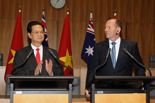 Thủ tướng Nguyễn Tấn Dũng và Thủ tướng Tony Abbott tại cuộc họp báo sau khi kết thúc hội đàm. Ảnh: Đức Tám – TTXVN
