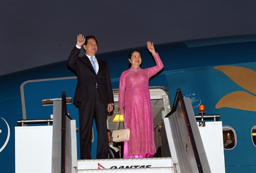 Thủ tướng Nguyễn Tấn Dũng và Phu nhân đến sân bay quốc tế Sydney tối 16/3, bắt đầu chuyến thăm chính thức Australia theo lời mời của Thủ tướng Australia Tony Abbott và Phu nhân . Ảnh: Đức Tám – TTXVN