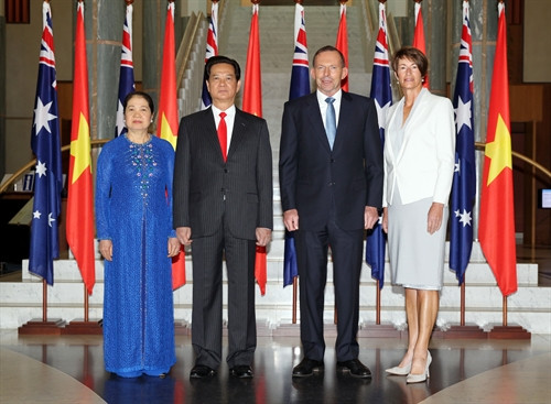 Thủ tướng Australia Tony Abbott và Phu nhân cùng với Thủ tướng Nguyễn Tấn Dũng và Phu nhân chụp ảnh chung. Ảnh: Đức Tám – TTXVN