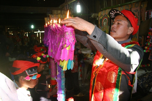 Người thụ lễ được cấp đạo sắc với 10 điều cấm và 10 điều nguyện như không được sát sinh hoặc vô cớ sát sinh; không được làm sai luân thường đạo lý…