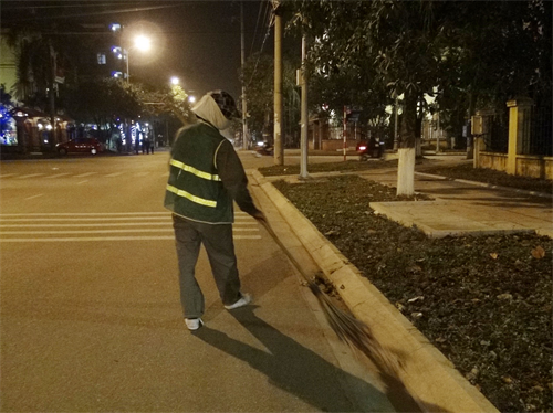 Chỉ còn ít phút nữa là đến thời khắc giao thừa, chuyển giao giữa năm cũ và năm mới, trong khi hầu hết mọi người đang quây quần bên gia đình, nhưng những công nhân vệ sinh môi trường tỉnh Bắc Ninh vẫn thầm lặng, miệt mài với công việc thu dọn rác trên các tuyến phố, góp phần giữ gìn sạch sẽ vệ sinh môi trường, phục vụngười dân vui đón Tết. Ảnh: Thanh Thương- TTXVN