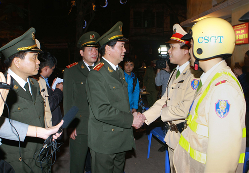 Đêm 18/2 (30 Tết ), tại Hà Nội, Đại tướng Trần Đại Quang, Ủy viên Bộ Chính trị, Bộ trưởng Bộ Công an đến kiểm tra công tác ứng trực, sẵn sàng chiến đấu và chúc Tết các lực lượng làm nhiệm vụ đảm bảo an ninh trật tự tại địa bàn Thủ đô. Ảnh: Doãn Tấn- TTXVN